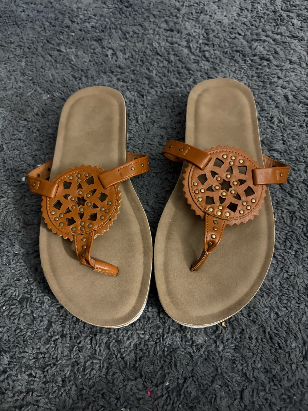 NWOT brown designed between the toe sandals with white bottoms